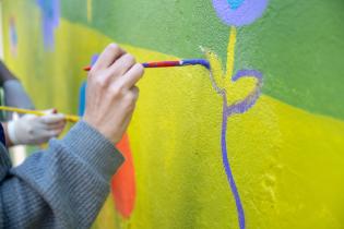 Pintada de mural en Centro Rumbos