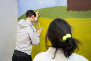 Pintada de mural en Centro Rumbos