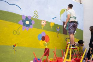 Pintada de mural en Centro Rumbos