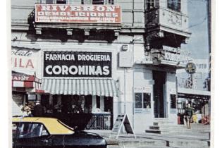 Fachada de la farmacia Corominas. Avenida 8 de Octubre 2689