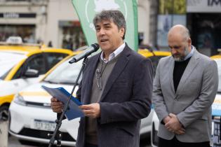 20250521dicimouyvc0015.jpg Presentación de taxis electricos y reconocimiento de Udecoot