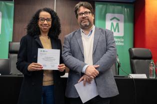 20250612dicimouyvc0043.jpg Entrega de certificados del curso de idioma español para person