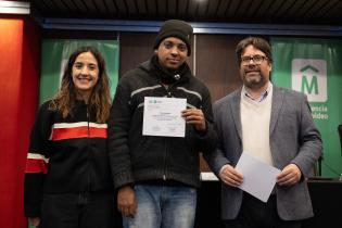 20250612dicimouyvc0047.jpg Entrega de certificados del curso de idioma español para person