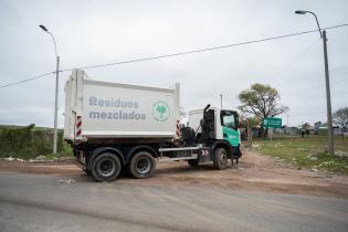 Entrega de libros Universo Felipe Camión de residuos mezclados en Felipe Cardoso