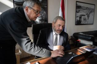 Intendente Mario Bergara, firma de la primera resolución