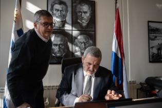 Intendente Mario Bergara, firma de la primera resolución