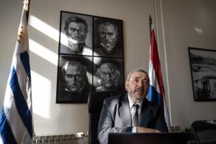 Intendente Mario Bergara, firma de la primera resolución