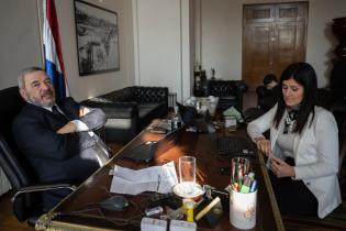 Intendente Mario Bergara, firma de la primera resolución
