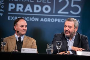 Intendente Mario Bergara junto al presidente de la ARU Rafael Ferber, en conferencia de prensa por el lanzamiento de la Expo Prado 2025