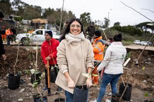 Anuncios del programa Nuestro Barrio Limpio Directora de la División Limpieza y Gestión de Residuos, Chiara Fioretto durante la plantación de árboles en el parque Carlos Vaz Ferreira