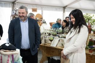 Intendente Mario Bergara, junto a la secretaria general Viviana Repetto, recorren la Feria de Emprendimientos Mypes