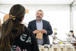 Intendente Mario Bergara recorre Feria de emprendimientos Mypes