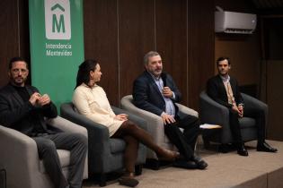 Intendente Mario Bergara, junto al Director Nacional de Turismo, Cristian Pos, y la directora de Turismo, Karina Fortete, participan en la jornada de intercambio sobre los planes municipales de turismo: Montevideo Turístico Integrado