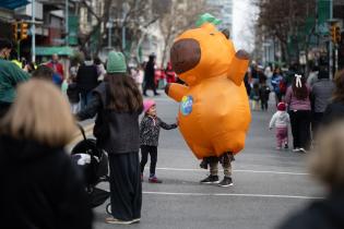 Peatonal en la Av. 18 de Julio por el Día de la Niñez