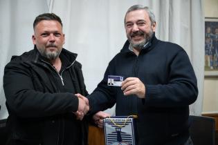 20250818dicimouyjmr1272.jpg Entrega de carnet de socio honorario de Defensor Sporting al int