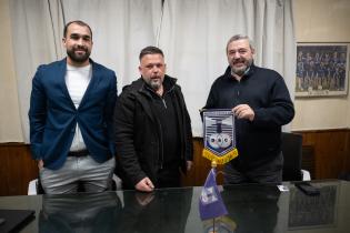 20250818dicimouyjmr1279.jpg Entrega de carnet de socio honorario de Defensor Sporting al int