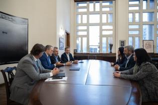 El intendente Mario Bergara se reúne con representantes del BID