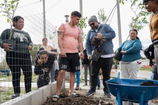 20250829dicimouyit4574.jpg Plantación a cargo de la comisión verde de los vecinos y vecin