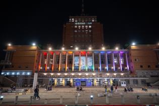 20250903dicimouyjmr9225.jpg Iluminación de la fachada del Palacio Municipal por el Mes de l