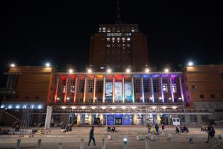 20250903dicimouyjmr9227.jpg Iluminación de la fachada del Palacio Municipal por el Mes de l