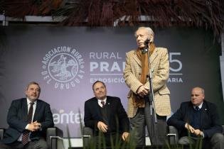 Intendente de Montevideo Mario Bergara, participa en el corte de