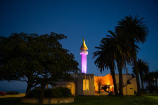 20250911dicimouyjmr7881.jpg Iluminación de monumentos en el Mes de la Diversidad
