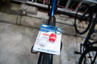 20250922dicimouypd8800.jpg Entrega de kit de luces y timbres para bicicletas