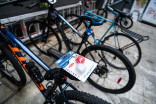 20250922dicimouypd8802.jpg Entrega de kit de luces y timbres para bicicletas