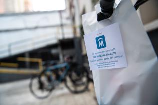 20250922dicimouypd8823.jpg Entrega de kit de luces y timbres para bicicletas