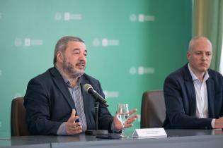 Intendente Mario Bergara y el director de Movilidad, Germán Benítez durante la conferencia de prensa sobre acciones de movilidad