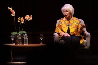 Isabel Allende en el teatro Solís por la 47° edición de la FI