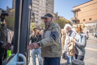 Paseo en bus turístico de ONG "Cooperativa Sumando Opciones"