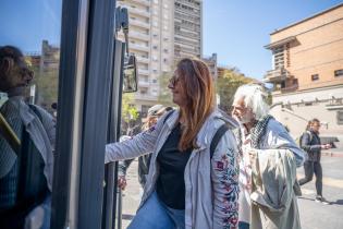 Paseo en bus turístico de ONG "Cooperativa Sumando Opciones"
