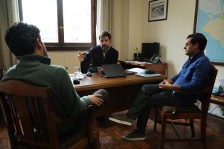 Prosecretario Diego Olivera, el director de la Div. Asesoría de Desarrollo Municipal y Participación, Claudio Visillac, y el Defensor del Vecino, Daniel Arbulo, se reúnen por tema actividad en el Velódromo y convivencia
