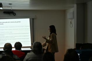 Directora de la División Limpieza y Gestión de Residuos, Chiara Fioretto durante el Diálogo Barrio a Barrio en el CCZ 15