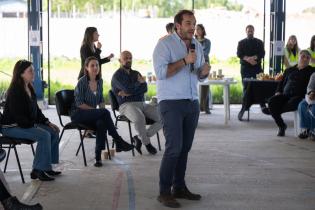 Subsecretario de Vivienda Christian Di Candia, durante la asamblea de inicio de obras en Costanera del Miguelete 
