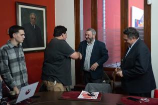 20251006dicimouyjmr6026.jpg Intendente Mario Bergara se reúne en Casa del Partido Colorado