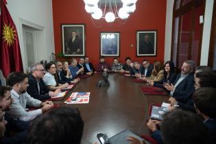 20251006dicimouyjmr6065.jpg Intendente Mario Bergara se reúne en Casa del Partido Colorado