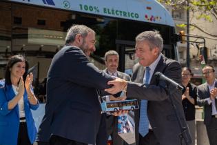 Intendente Mario Bergara, participa de la presentación de ómni ntendente Mario Bergara, junto al presidente de CUTCSA Juan Salgado, durante la presentación de ómnibus eléctricos de la empresa CUTCSA, 21 de octubre de 2025