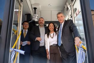 Intendente Mario Bergara, participa de la presentación de ómni Intendente Mario Bergara y el presidente de CUTCSA Juan Salgado, participan de la presentación de ómnibus eléctricos de la empresa CUTCSA