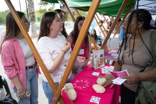 20251022dicimouyjmr1140.jpg Jornada de prevención del cáncer de mama en la plaza Líber Se