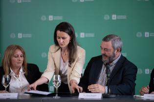 20251022dicimouyjmr1204.jpg Intendente Mario Bergara, firma convenio con la Asociación de