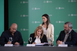 20251022dicimouyjmr1208.jpg Intendente Mario Bergara, firma convenio con la Asociación de