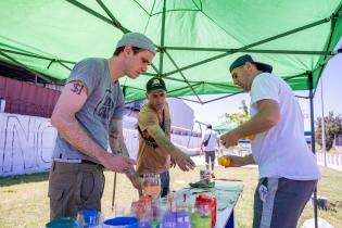 Pintada de mural en Casavalle por usuarios de El Achique Casaval