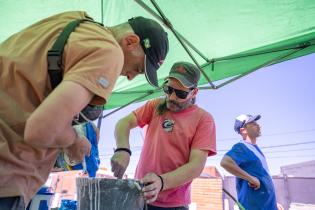 Pintada de mural en Casavalle por usuarios de El Achique Casaval