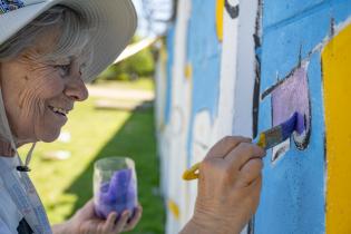 Pintada de mural en Casavalle por usuarios de El Achique Casaval