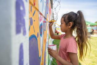 Pintada de mural en Casavalle por usuarios de El Achique Casaval