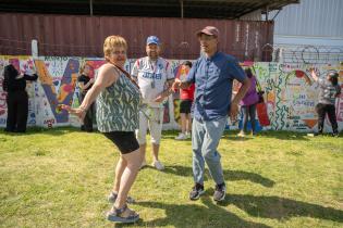 Pintada de mural en Casavalle por usuarios de El Achique Casaval