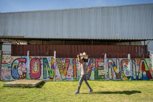 Pintada de mural en Casavalle por usuarios de El Achique Casaval
