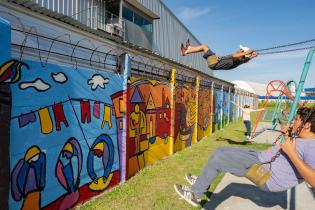 Pintada de mural en Casavalle por usuarios de El Achique Casaval